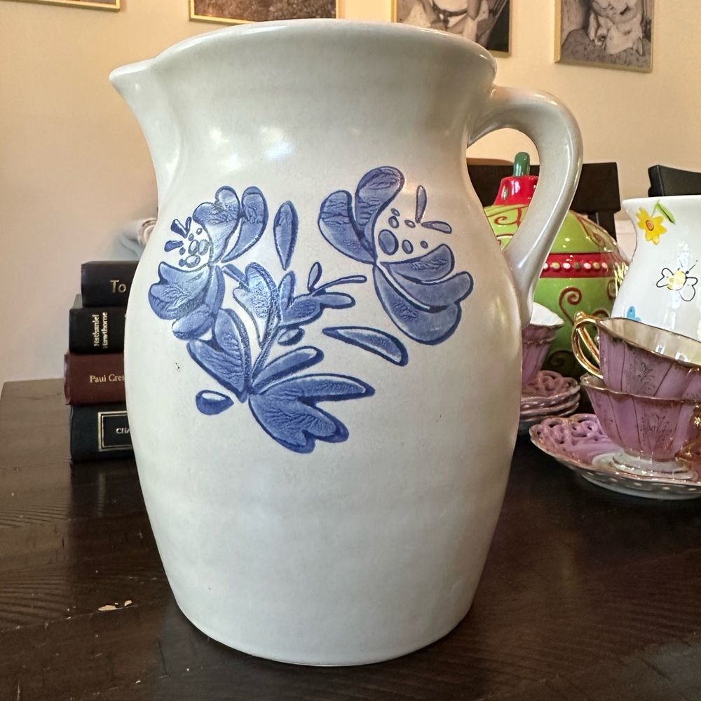 Vintage Pfaltzgraff Yorktowne Blue Floral Stoneware 64 oz. Jug/Pitcher
